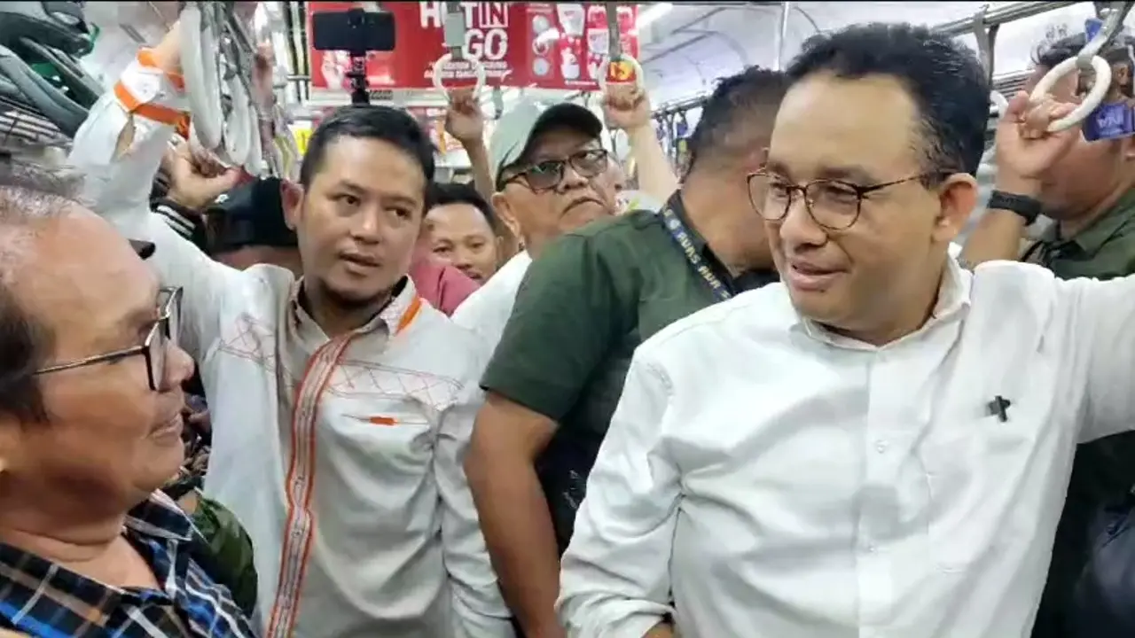 Calon presiden (capres) nomor urut satu Anies Baswedan melanjutkan perjalanan pulang ke Jakarta menggunakan Kereta Rel Listrik (KRL) Commuter Line.