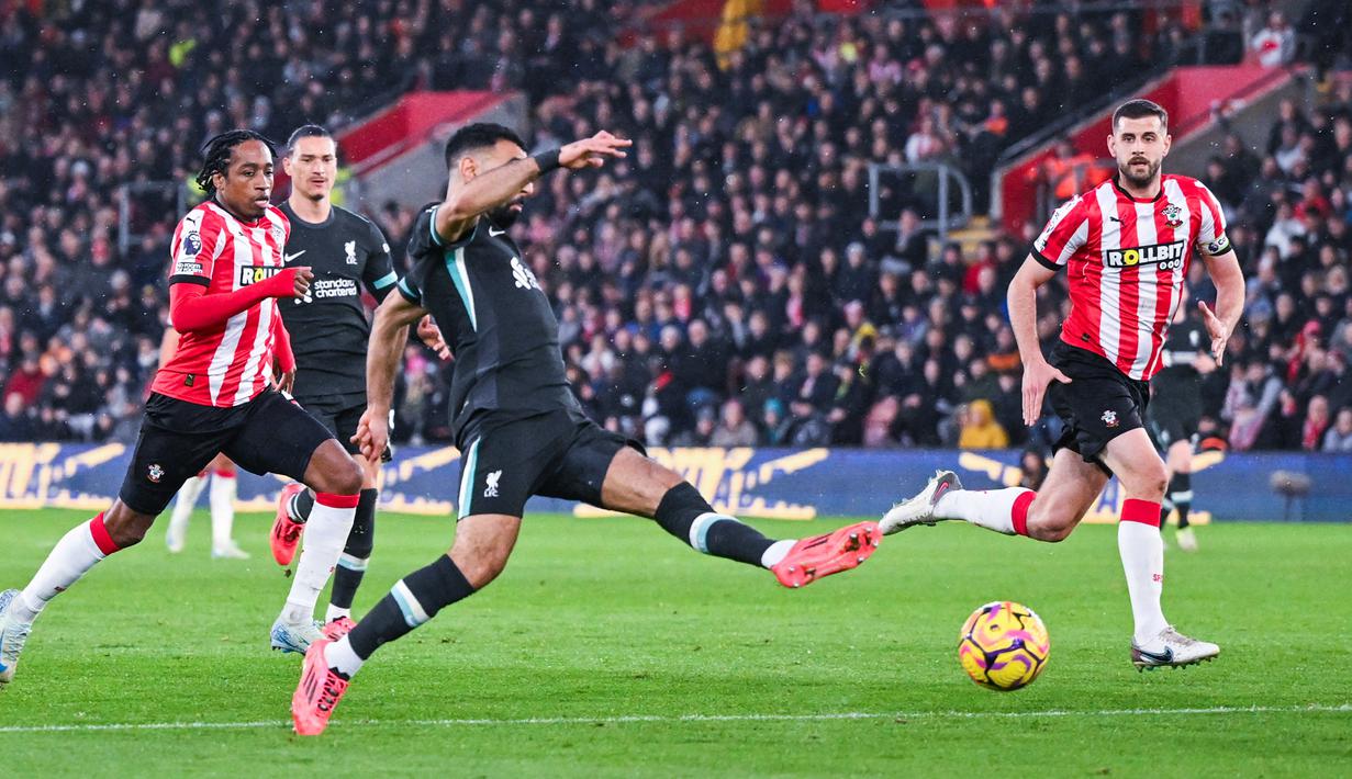 Pemain bintang asal Mesir itu mengukir brace dalam kemenangan epic comeback liverpool dengan skor 3-2. (AFP/Justin Tallis)