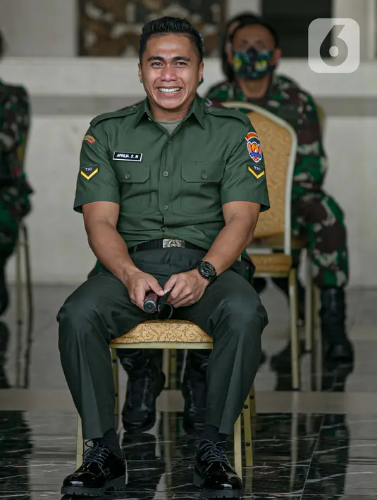 Ekspresi Aprilia Manganang setelah namanya berubah menjadi Aprilio Perkasa Manganang di Mabes AD, Jakarta, Jumat (19/3/2021). PN Tondano resmi mengabulkan permohonan pengubahan nama Aprilia Manganang menjadi Aprilio Perkasa Manganang. (Liputan6.com/Faizal Fanani)