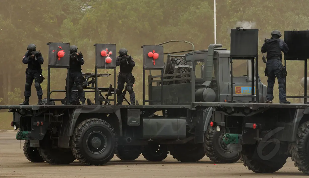Atraksi ketepatan menembak memeriahkan upacara pengangkatan Menhan Ryamizard Ryacudu menjadi warga kehormatan Korps Marinir di Lapangan Apel Kesatrian Marinir Cilandak, Jakarta, (9/12/2014). (Liputan6.com/Helmi Fithriansyah)