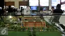 Penjaga stan saat pameran Real Estate Indonesia Expo 2015, di Jakarta Convention Center (JCC), Senayan, Jakarta, Sabtu (14/11/2015). Pameran yang ke 27 ini akan berlangsung hingga 22 November 2015 mendatang. (Liputan6.com/Johan Tallo)