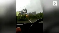 Warga merekam detik-detik angin puting beliung melanda kawasan Cianjur.