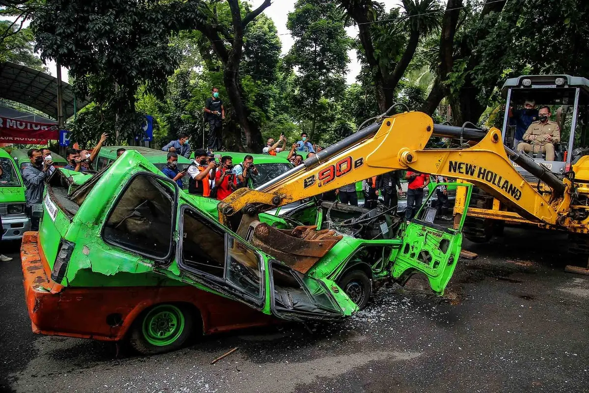 Angkot dirusak