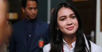 Artis yang mengawali kariernya dari usia dua tahun, Dhea Annisa menghadiri sidang perdana kasus hilangnya kamera. Dhea hadir sebagai saksi yang diajukan oleh ibundanya sebagai penggugat, Masayu Chairini. (Adrian Putra/Bintang.com)