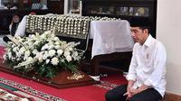 Momen Jokowi kuburkan ibundanya (Sumber: Instagram/jokowi.grobogan)