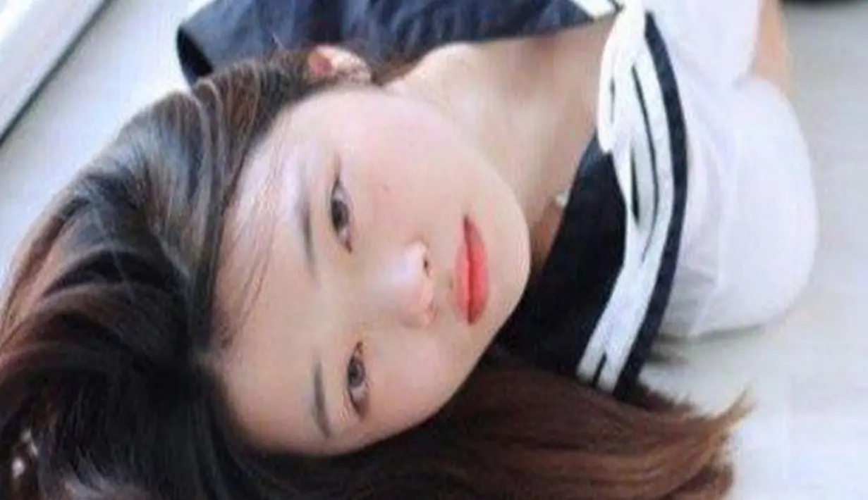 Sulli f(x) didapuk menjadi model sebuah majalah ternama di Jepang bersama Go Hara. Keduanya berdandan seperti gadis remaja yang innocent dan memiliki aura yang seksi. (Koreaboo)