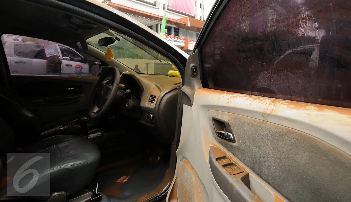Kondisi interior mobil yang terendam banjir di basement pertokoan di Jalan Kemang Raya, Minggu (28/8). Sejumlah kendaraan terendam air di kawasan Kemang pasca hujan deras di Jakarta, Sabtu (27/8). (Liputan6.com/Helmi Fithriansyah)