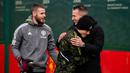 Pemain Manchester United, Alejandro Garnacho (tengah) dan David De Gea (kiri) menyapa Robin Van Persie yang merupakan mantan pemain MU saat akan menjalani sesi latihan di Carrington, Rabu (22/2/2023). (Twitter/Manchester United)