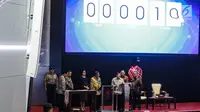 Wakil Presiden Jusuf Kalla bersama sejumalh menteri melakukan hitung mundur saat pembukaan perdagangan saham 2018 di Gedung Bursa Efek Indonesia, Jakarta, Selasa (2/1). (Liputan6.com/Faizal Fanani)