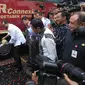 Menteri Perhubungan Budi Karya Sumadi memecahkan kendi menandakan telah beroprasinya Jabodetabek Residence Connexion di Jakarta, Selasa (14/2). (Liputan6.com/Faizal Fanani)