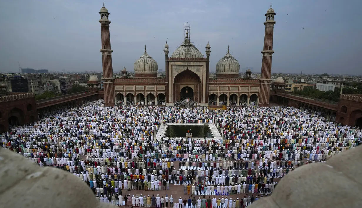Umat muslim melaksanakan salat Idul Adha di Masjid Jama, New Delhi, India, 10 Juli 2022. Umat muslim seluruh dunia merayakan Idul Adha atau Hari Raya Kurban untuk memperingati kesediaan Nabi Ibrahim mengorbankan putranya. (AP Photo/Manish Swarup)