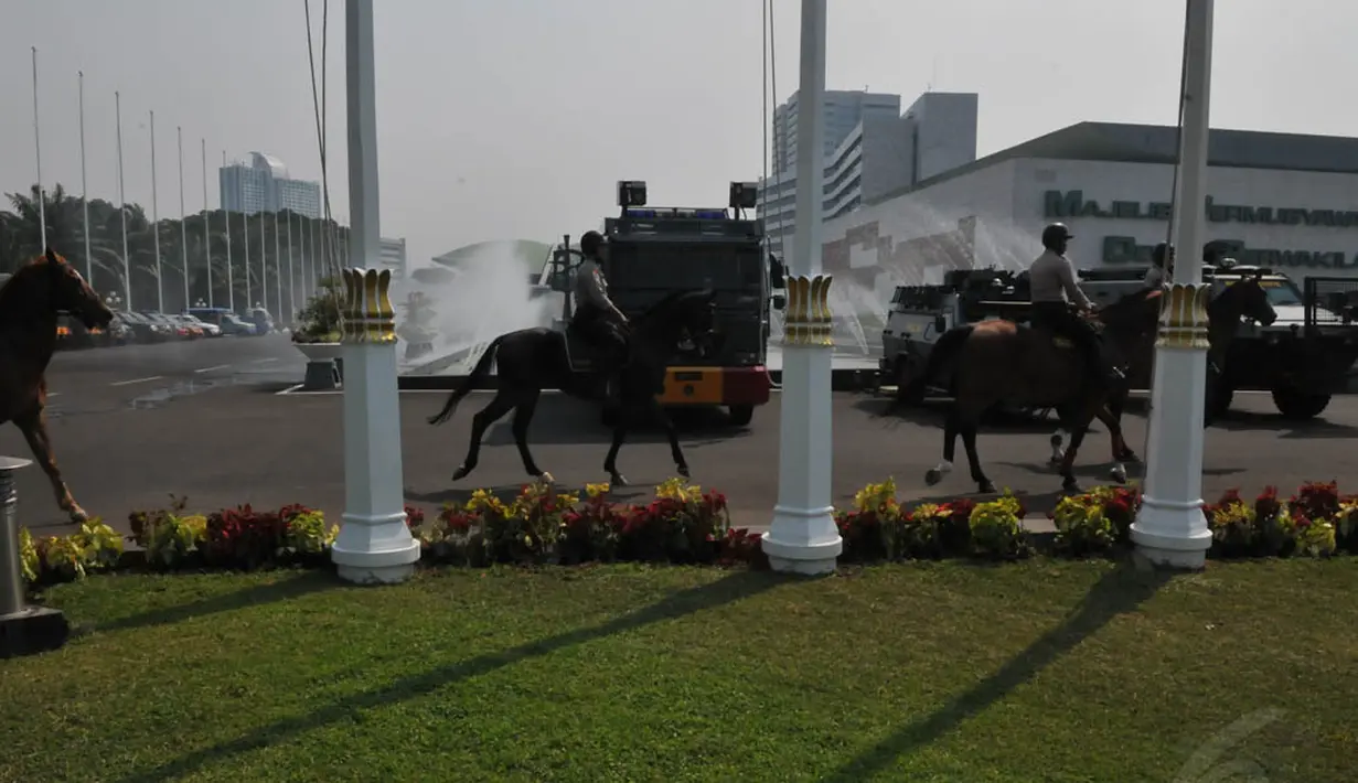 Kepolisian juga menurunkan beberapa mobil baracuda untuk mengamankan Rapat Paripurna RUU Pilkada di DPR, Jakarta, (25/9/14). (Liputan6.com/Johan Tallo)