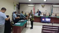 Sahat Tua saat persidangan kasusnya di PN Tipikor Surabaya. (Dian Kurniawan/Liputan6.com)
