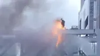 Pria Jepang yang bakar diri di Stasiun Kereta Api Shinjuku Tokyo. (Reuters)