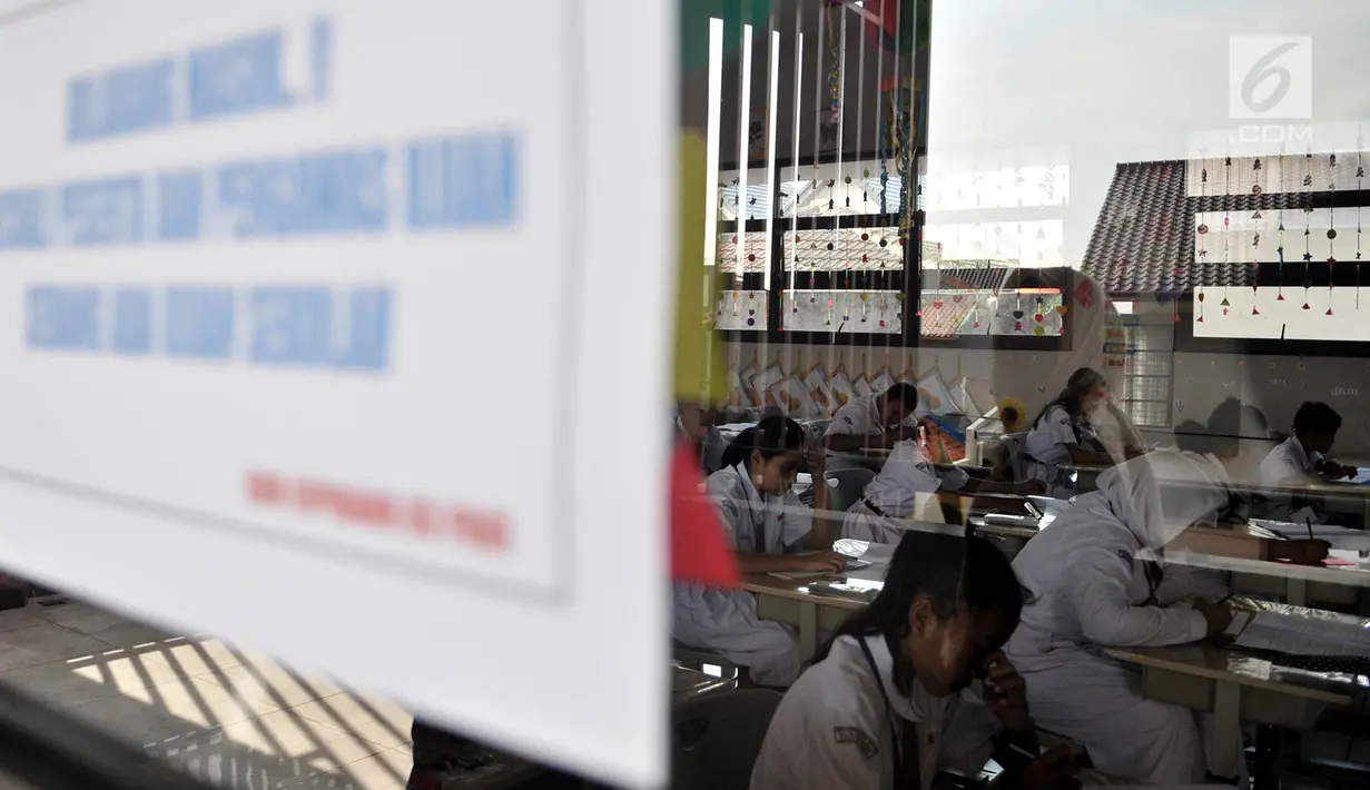 Sejumlah siswa SD mengerjakan soal Bahasa Indonesia saat Ujian Sekolah Berstandar Nasional (USBN) di SD Negeri Cipinang 03, Jakarta, Senin (22/4). Siswa SD sederajat menjalani USBN mulai hari ini hingga 24 April 2019 dengan tiga mata pelajaran yang diujikan. (merdeka.com/ Iqbal S. Nugroho)