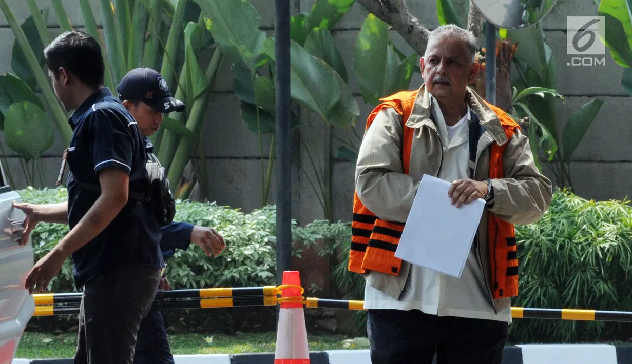 Direktur Utama nonaktif PLN Sofyan Basir (kanan) tiba di Gedung KPK, Jakarta, Kamis (27/6/2019). Tak banyak kata yang diucapkan Sofyan saat masuk ke dalam Gedung KPK. (merdeka.com/Dwi Narwoko)