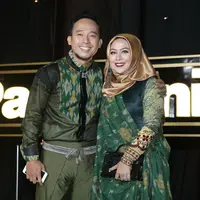 Ada yang berbeda pada penampilan istri Danny Cagur, Santi Widihastuti saat mendampingi suaminya di acara malam penghargaan Panasonic Gobel Awards yang berlangsung Jumat (14/10/2016) malam. (Galih W. Satria/Bintang.com)