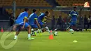 Sergio van Dijk (kedua dari kiri) berusaha menahan laju serangan Vivtor Igbonefo dalam sesi latihan perdana Indonesia Dream Team di Stadion GBK pada Kamis 11 Juli 2013. (Liputan6.com/Helmi Fithriansyah)
