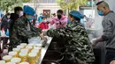 Para koki memasak mi sapi di sebuah restoran di Xiangyang, Provinsi Hubei, China tengah, pada 16 Maret 2020. Beberapa restoran mi sapi di Xiangyang kembali melanjutkan bisnis dengan layanan take away pada Senin (16/3). (Xinhua/Xie Jianfei)