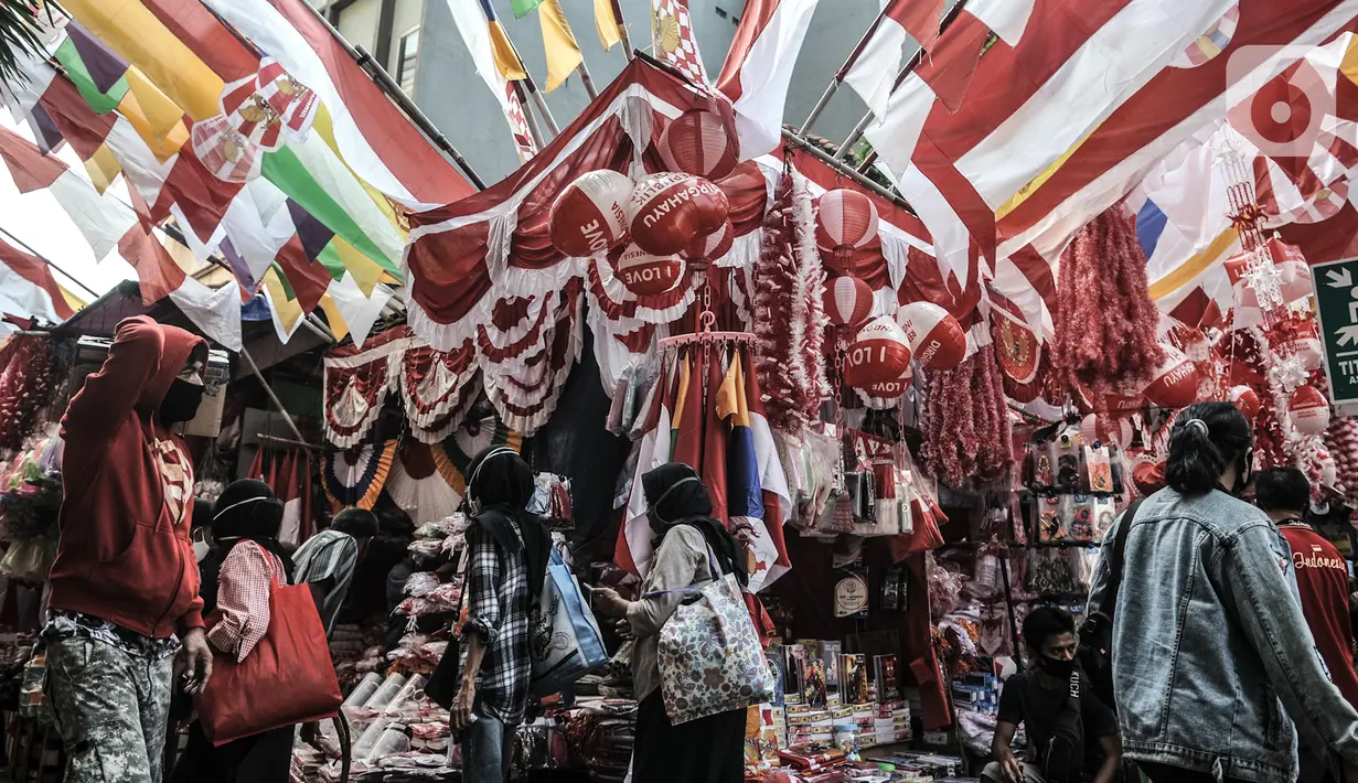 Pengunjung memilih pernak-pernik Hari Kemerdekaan di Pasar Jatinegara, Jakarta, Minggu (2/8/2020). Menjelang perayaan HUT ke-75 Republik Indonesia, Pasar Jatinegara mulai dipadati warga yang ingin mencari beragam pernak-pernik hiasan kemerdekaan. (merdeka.com/Iqbal Nugroho)