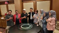 Kuasa hukum, Sri Sumanta bersama dengan tujuh caleg DPRD dari PDIp di wilayah Solo Raya yang terancam digantikan caleg lain.(Liputan6.com/Fajar Abrori)