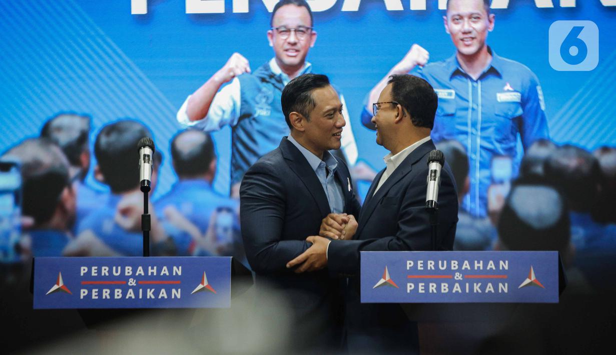 Ketua Umum Partai Demokrat Agus Harimurti Yudhoyono atau AHY (kiri) menyalami Anies Baswedan saat menyampaikan pernyataan kepada awak media usai menggelar rapat terbatas di DPP Partai Demokrat, Jakarta, Kamis (2/3/2023). Dalam rapat terbatas tersebut membahas bahwa Partai Demokrat telah resmi memberikan dukungan kepada Anies Baswedan untuk maju sebagai calon presiden pada Pemilihan Presiden 2024. (Liputan6.com/Faizal Fanani)