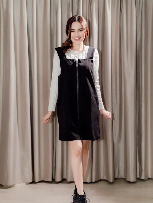 Syifa Hadju dengan outfit bak remaja pamer senyum cantik, dengan rambut panjangnya yang dikuncir rendah dan beberapa bagian dibiarkan membingkai wajahnya lebih baik. [Foto: Instagram/syifahadju]