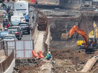 Sejumlah alat berat Ekskavator melakukan proses pengerukan pembuatan terowongan di proyek Underpass Mampang, Jakarta, Kamis (14/9). Proyek tersebut telah mencapai proses pengerukan terowongan. (Liputan6.com/Faizal Fanani)