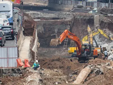 Sejumlah alat berat Ekskavator melakukan proses pengerukan pembuatan terowongan di proyek Underpass Mampang, Jakarta, Kamis (14/9). Proyek tersebut telah mencapai proses pengerukan terowongan. (Liputan6.com/Faizal Fanani)