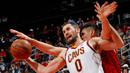 Pebasket Cleveland Cavaliers, Kevin Love, menghindari penjagaan pebasket Atlanta Hawks, Ersan Ilyasova, pada laga NBA di Philips Arena, Atlanta, Kamis (30/11/2017). Hawks kalah 114-121 dari Cavaliers. (AP/Kevin C. Cox)