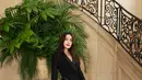 Kimberley Anne tampil edgy dengan blazer hitam beraksen drapery dan celana jeans [Dior]