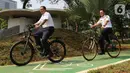 Gubernur DKI Jakarta Anies Baswedan bersepeda di jalur sepeda saat soft launching fasilitas pejalan kaki dan pesepeda pada proyek pembangunan dan penataan kawasan Semanggi di Taman Semanggi, Jakarta, Rabu (12/10/2022). Anies menjajal jalur sepeda itu bersama Kepala Dinas Perhubungan DKI Syafrin Liputo. (Liputan6.com/Herman Zakharia)