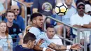 Bek Manchester City, Kyle Walker, berebut bola dengan bek Tottenham Hotspur,  Ben Davies pada laga ICC 2017 di Stadion Nissan, Nashville, AS (29/7/2017). Manchester City menang 3-0 atas Tottenham Hotspur. (AP/Mark Zaleski)