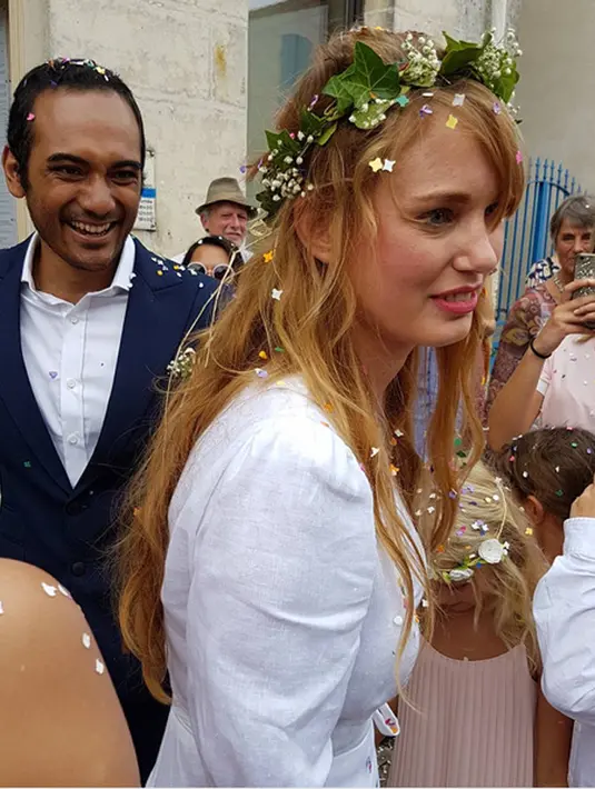 Kabar pernikahan Ario Bayu dan Valentine Payen, perempuan asal Prancis terlihat dari akun beberapa selebriti. Salah satu artis yang mengunggah foto dan vidionya dari akun Instagram Wulan Guritno. (Instagram/wulanguritno)