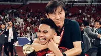 Pelatih Timnas Indonesia Shin Tae-yong bercanda dengan Marselino Ferdinan usai Timnas Indonesia menang 2-0 atas Arab Saudi dalam lanjutan putaran ketiga Kualifikasi Piala Dunia 2026 di SUGBK, Jakarta, 19 November 2024. (Instagram/shintaeyong7777)