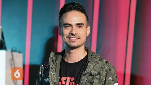 Menapaki karier di dunia peran dengan bermain film