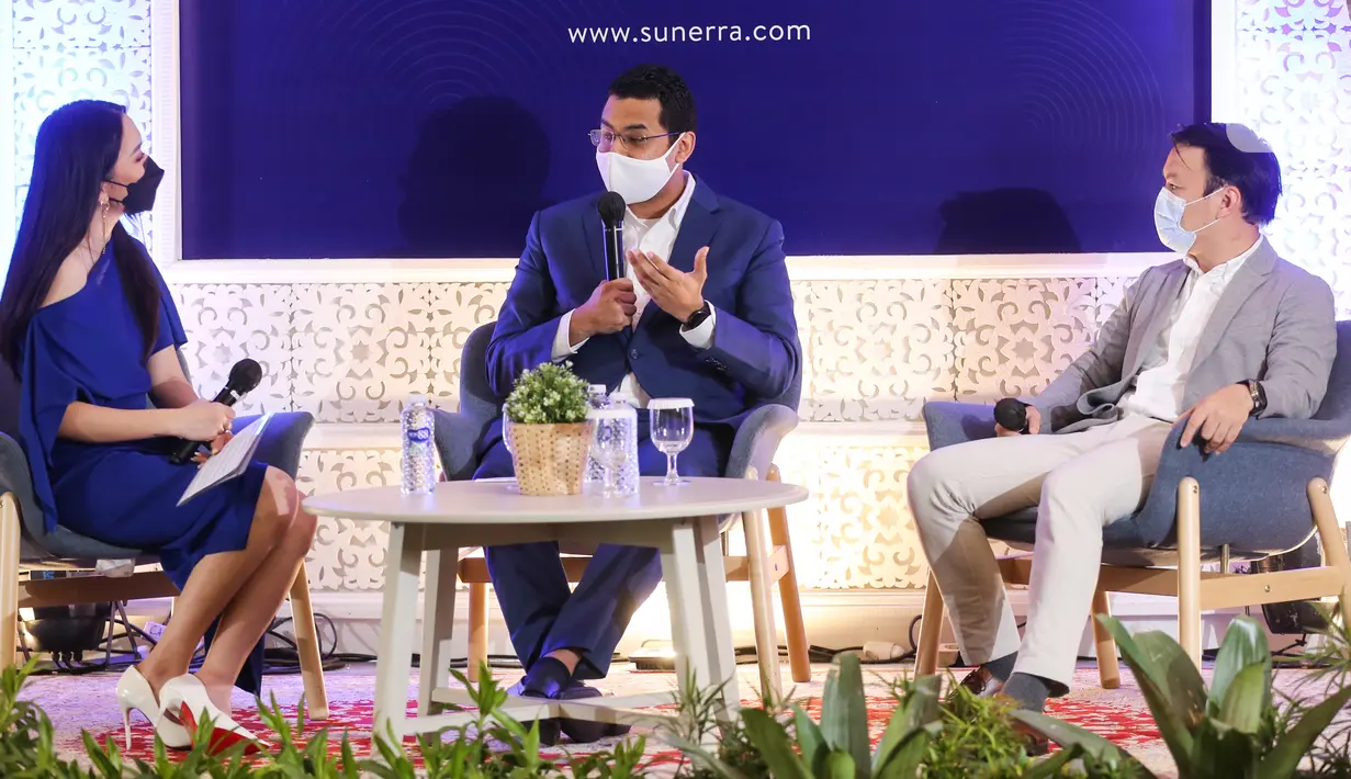 VP of Operations RedDoorz Adil Mubarak (tengah) dan Sunerra Hotels Owner William Liusudarso (kanan) saat konfrensi pers peluncuran hotel premium di Sunerra Hotels, Jababeka Bekasi, Rabu (02/6/2021). RedDoorz memperkuat posisi dengan meluncurkan beberapa hotel. (Liputan6.com/Fery Pradolo)