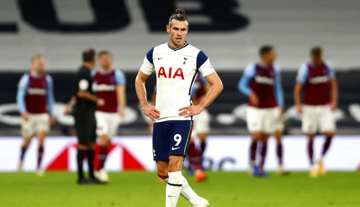 Pemain Tottenham Hotspur, Gareth Bale, tampak kecewa usai ditaklukkan West Ham United pada laga Liga Inggris Senin (19/10/2020). Kedua tim bermain imbang 3-3. (Clive Rose/Pool via AP)