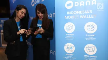 Dua wanita menggunakan DANA, Dompet Digital Indonesia di Jakarta, Rabu(21/3). DANA, Dompet Digital Indonesia merupakan sebuah layanan dari perusahaan rintisan (start up) di bidang teknologi finansial. (Liputan6.com/Angga Yuniar)