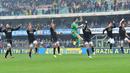 Pemain Juventus merayakan kemenangan atas Chievo dalam lanjutan Serie A Italia di Stadion Marc'Antonio Bentegodi, Minggu (31/1/2016). (AFP/Giuseppe Cacace)