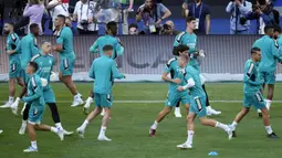 Para pemain tim Real Madrid saat sesi latihan di Stade de France, Saint Denis, Prancis, 27 Mei 2022. Liverpool dan Real Madrid sedang melakukan persiapan terakhir mereka sebelum saling berhadapan dalam pertandingan sepak bola final Liga Champions. (AP Photo/Kirsty Wigglesworth)