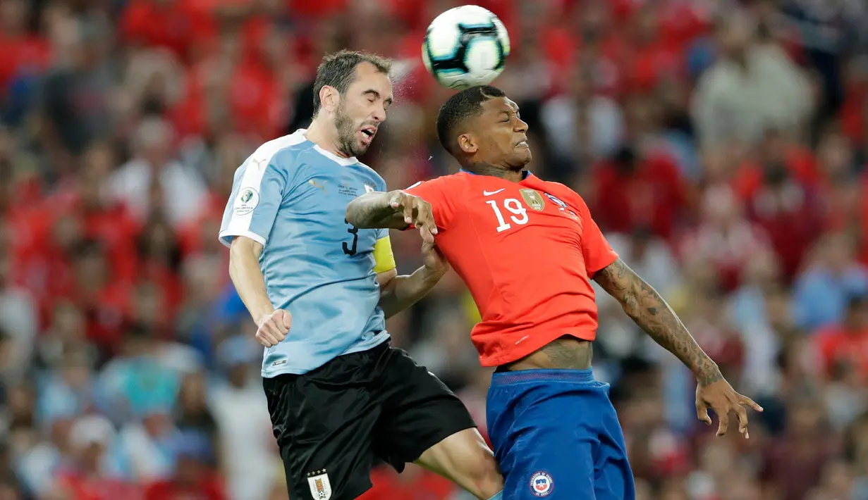 Duel udara bek timnas Uruguay, Diego Godin dengan pemain timnas Chile, Junior Fernandes pada laga terakhir grup C Copa America 2019 di stadion Maracana, Rio de Janeiro, Senin (24/6/2019). Uruguay berhasil melaju ke perempatfinal dengan status juara Grup C usai mengalahkan Chile 1-0 (AP/Eraldo Peres)