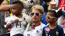 Istri Blaise Matuidi, Isabelle bersama kedua anaknya. (AFP/Franck Fife)