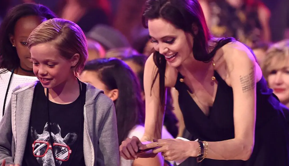 “Shiloh sangat bagia di foto itu, begitu juga Angelina yang sedang menatap lensa kamera vintage,” ucap sumber pada US. (AFP/Bintang.com)