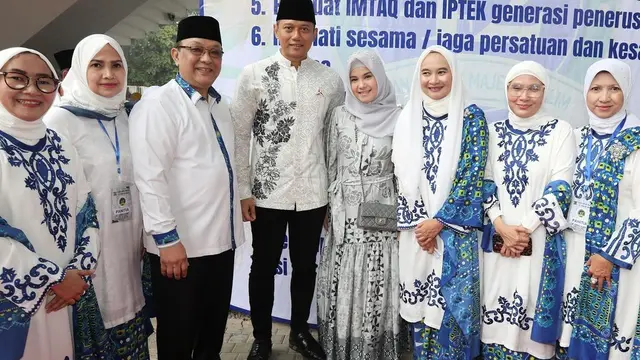 Tampil Berhijab, Ini 7 Potret Annisa Pohan Bareng Ibu-Ibu Pengajian