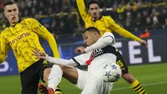 Penyerang Paris Saint Germain (PSG) Kylian Mbappe berebut bola dengan bek Borussia Dortmund Nico Schlotterbeck pada matchday terakhir Grup F Liga Champions di Signal Iduna Park, Kamis (14/12/2023) dini hari WIB.  (AP Photo/Martin Meissner)