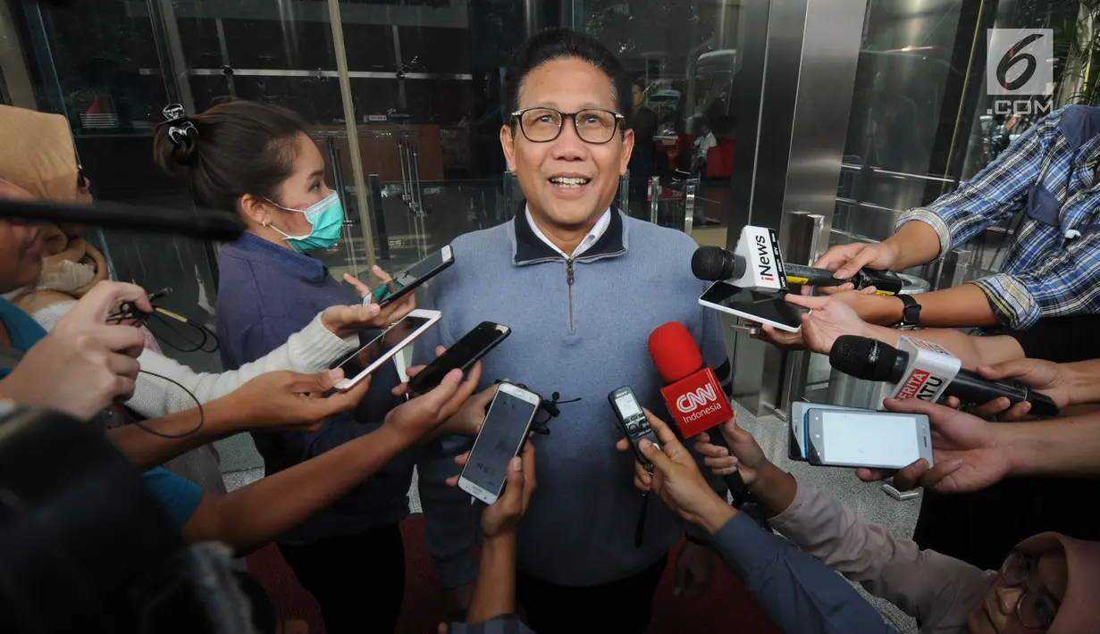 Ketua DPRD Jawa Timur, Abdul Halim Iskandar memberikan keterangan di Gedung KPK, Jakarta, Selasa (31/7). Kakak dari Ketum PKB Muhaimin Iskandar tersebut diperiksa sebagai saksi kasus dugaan gratifikasi di Pemkab Nganjuk. (Merdeka.com/Dwi Narwoko)