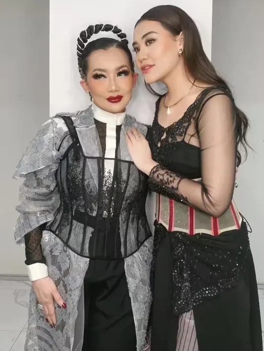 Dengan makeup fresh mengenakan lipstik pink tipis dan blushon jingga. Gaya rambut panjangnya dibiarkan terurai tanpa poni.  [@aaliyah.massaid]