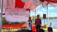 Menteri Sosial (Mensos) Tri Rismaharini menyerahkan bantuan berupa 51 kapal 5 GT kepada nelayan di Kabupaten Bangka dan Bangka Selatan, Provinsi Bangka Belitung, Selasa (4/7/2023). (Liputan6.com/Lizsa Egeham)