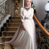 Mantan model dan peragawati, Arzetti Bilbina, rutin melakukan mudik ke kampung halamannya saat lebaran. Saat mudik banyak yang diperoleh Arzetti dan itu tidak dapat dibeli dengan uang. (Galih W. Satria/Bintang.com)